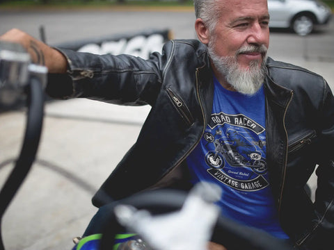 homme avec un t-shirt biker